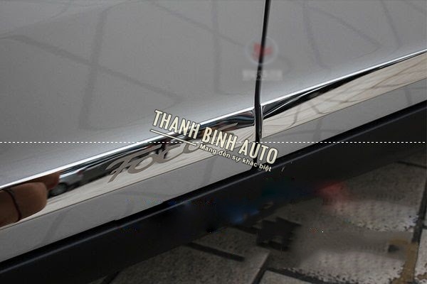 Nẹp sườn inox cho xe Focus Hatchback